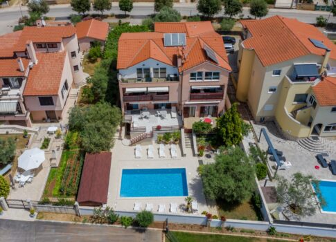 ISZTRIA, PEROJ - Vonzó apartmanház medencével és kilátással a tengerre!