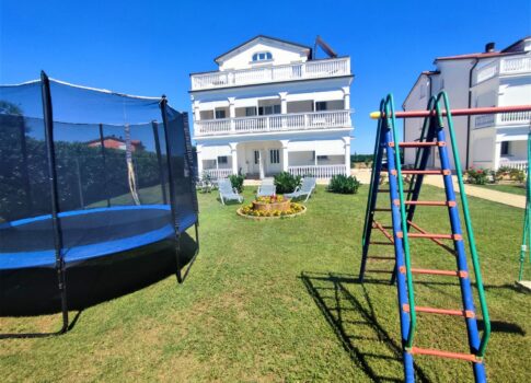 ISZTRIA, VALBANDON - Apartmanház a tenger közelében, 7 apartmannal és hatalmas kerttel