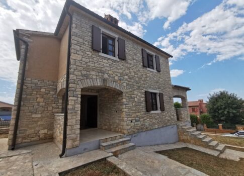 ISZTRIA, POREČ - Tengerre néző ház