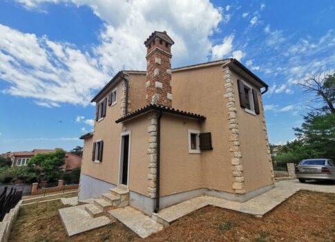 ISZTRIA, POREČ - Tengerre néző ház