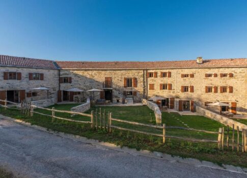 ISZTRIA, GROŽNJAN - Gyönyörű ingatlan 5 lakóegységgel