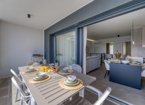 KRK SZIGET, KRK VÁROSA - Duplex apartman kerttel és medencével a tenger közelében