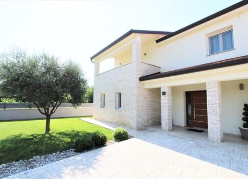ISZTRIA, POREČ - Modern villa a tenger és a város közelében