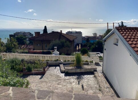 RIJEKA, KRIMEA - 2 tengerre néző családi ház + 2 melléképület + kert! LEHETŐSÉG!