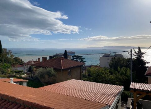 RIJEKA, KRIMEA - 2 tengerre néző családi ház + 2 melléképület + kert! LEHETŐSÉG!