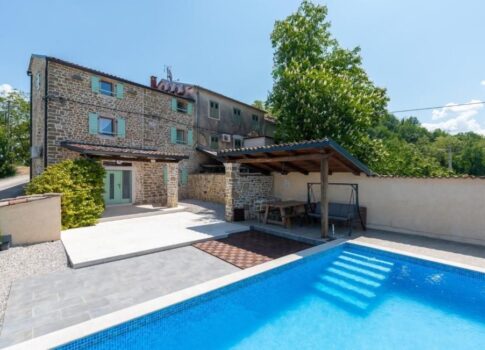 ISZTRIA, MOTOVUN - Őshonos kőház medencével