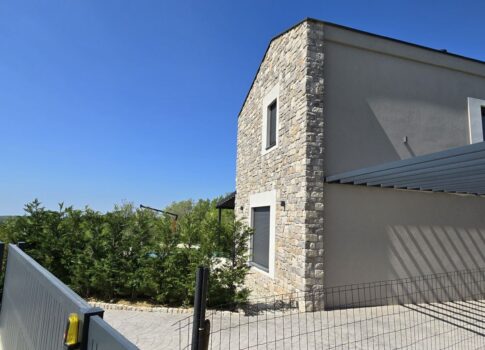 ISZTRIA, MOTOVUN, KÖRNYEZET - Panoráma, amitől eláll a lélegzete! Gyönyörű villa zöldövezet előtt, teljes magánélettel