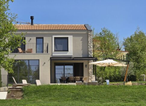 ISZTRIA, MOTOVUN, KÖRNYEZET - Panoráma, amitől eláll a lélegzete! Gyönyörű villa zöldövezet előtt, teljes magánélettel