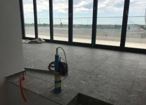ISZTRIA, ROVINJ - exkluzív családi villa - új épület medencével! LEHETŐSÉG!