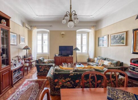 RIJEKA, KÖZPONT - apartman, 4 hálószoba + nappali, 3. emelet, LUXUSAN BÚTOROZOTT!