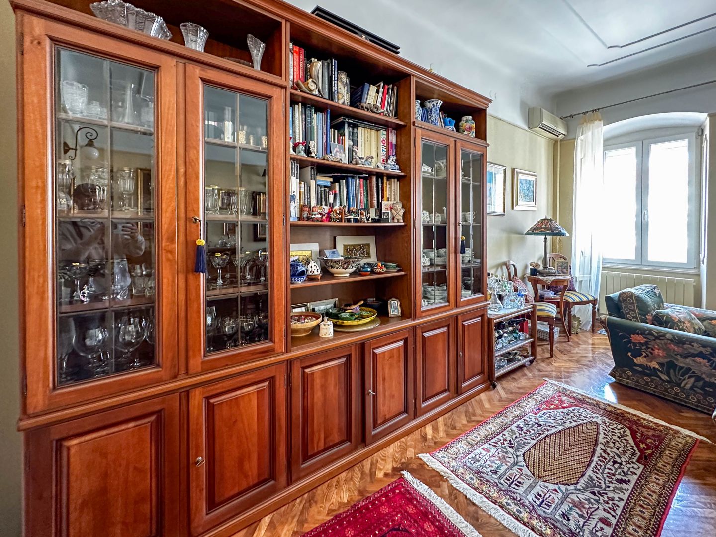 RIJEKA, KÖZPONT - apartman, 4 hálószoba + nappali, 3. emelet, LUXUSAN BÚTOROZOTT!