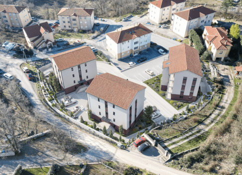 VIŠKOVO, SROKI - Stúdió lakás, földszint, kert, új épület!