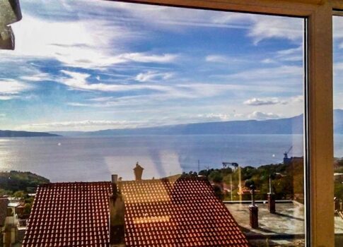 RIJEKA, KOSTRENA - Duplex apartman kerttel 800 m-re a tengertől