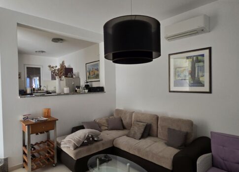 ISZTRIA, POREČ, KÖRNYÉKE - Kétszintes sorház kerttel, 900 m-re a tengertől!