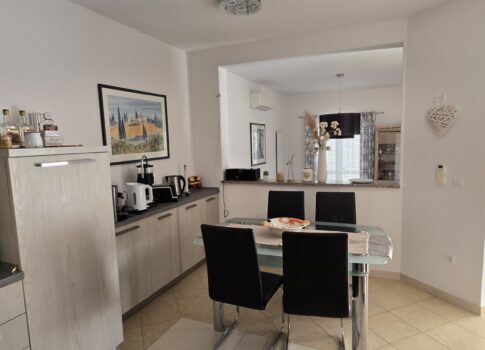 ISZTRIA, POREČ, KÖRNYÉKE - Kétszintes sorház kerttel, 900 m-re a tengertől!