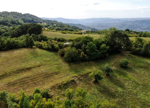 ISZTRIA, CEROVLJE - Kőház tágas mezőgazdasági területtel
