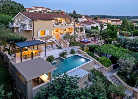 ISZTRIA, POREČ - Tágas ház medencével a falu szélén