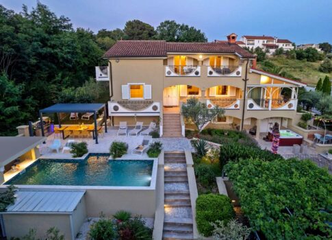 ISZTRIA, POREČ - Tágas ház medencével a falu szélén