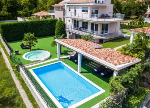 OPATIJA, POBRI – magánház medencével és garázzsal egy csendes faluban, Opatija közelében