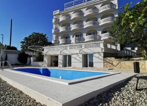 NOVI VINODOLSKI - ház / villa 1134m2 apartmanokkal panorámás kilátással a tengerre és medencével + kerttel 1750m2