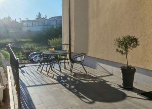 RIJEKA, DONJA VEŽICA - Három hálószobás apartman nagyszerű helyen, kerttel