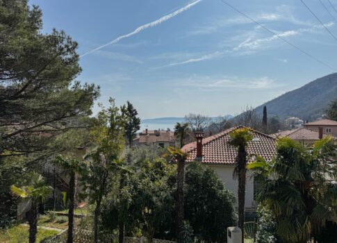 OPATIJA, MOŠĆENIČKA DRAGA - egy 3 apartmanból álló ház első emelete, mindössze 500 méterre a strandtól, kiváló befektetés a felújításhoz