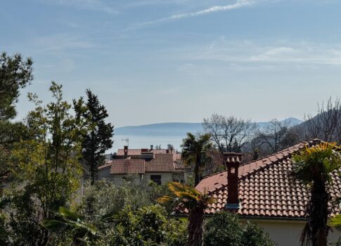OPATIJA, MOŠĆENIČKA DRAGA - egy 3 apartmanból álló ház első emelete, mindössze 500 méterre a strandtól, kiváló befektetés a felújításhoz