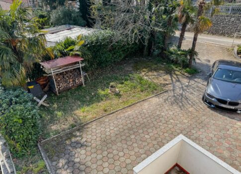 OPATIJA, MOŠĆENIČKA DRAGA - egy 3 apartmanból álló ház első emelete, mindössze 500 méterre a strandtól, kiváló befektetés a felújításhoz