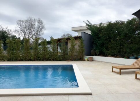 ISZTRIA, ROVINJ - Modern új épület úszómedencével