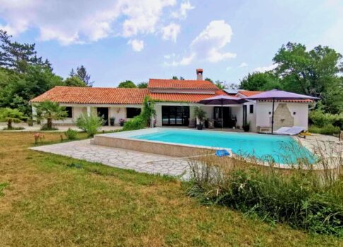 ISZTRIA, LABIN - Kőház medencével a falu szélén