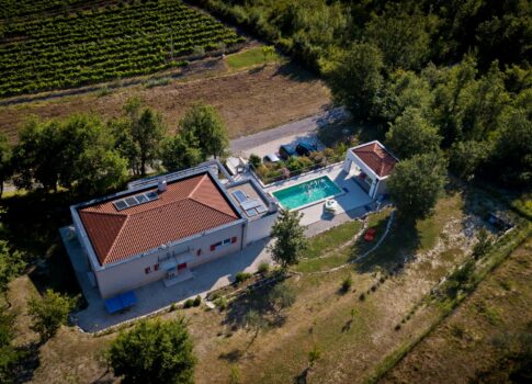 ISZTRIA, MOTOVUN - Ház medencével félreeső helyen