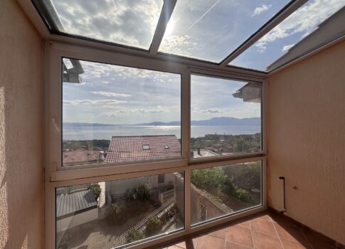 RIJEKA, KOSTRENA - Duplex apartman kerttel 800 m-re a tengertől