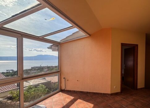RIJEKA, KOSTRENA - Duplex apartman kerttel 800 m-re a tengertől