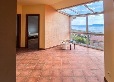 RIJEKA, KOSTRENA - Duplex apartman kerttel 800 m-re a tengertől