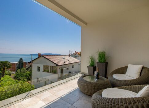 OPATIJA, IČIĆI – modern apartman tetőmedencével egy új épületben, tengerre néző kilátással