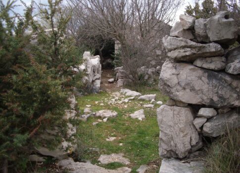 KRK SZIGET - Kőház félreeső helyen 250 m-re a tengertől