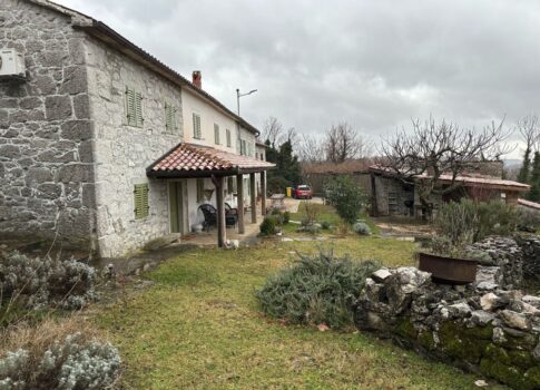 ISZTRIA, BUZET - Két isztriai ház tágas birtokkal