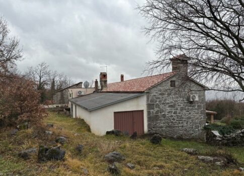 ISZTRIA, BUZET - Két isztriai ház tágas birtokkal