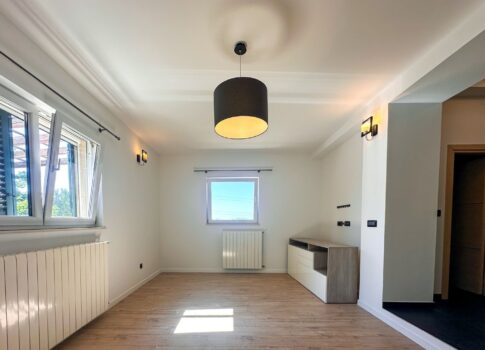 RIJEKA, DONJA DRENOVA - gyönyörű apartman terasszal és tengerre néző kilátással