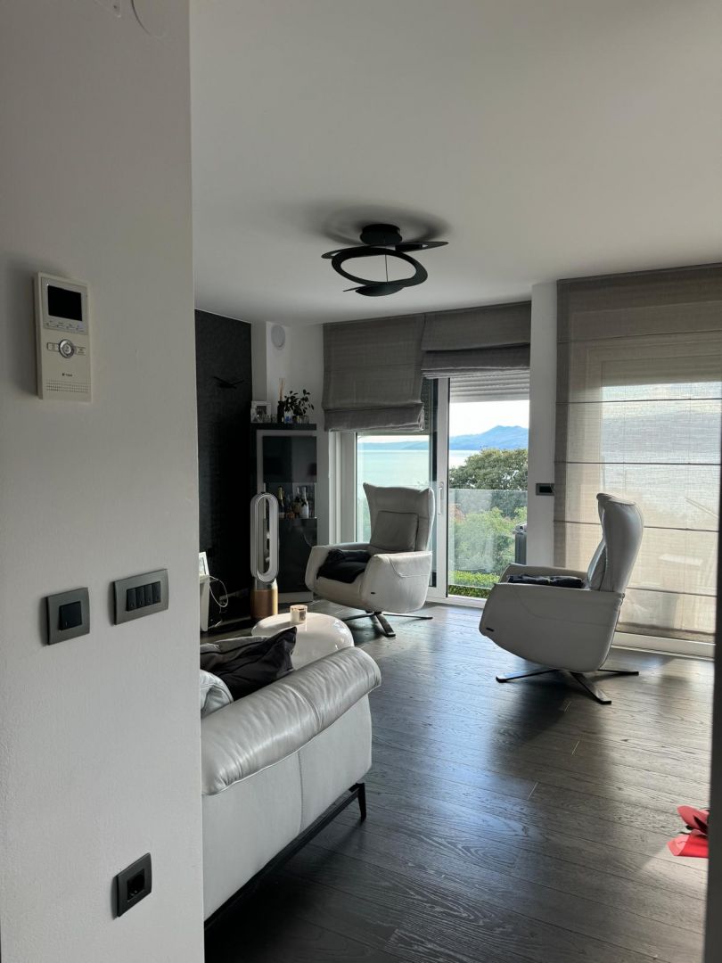 MARČELJEVA DRAGA - 95m2-es apartman, DB+3 hálószoba, 1. emelet, panorámás kilátással a tengerre