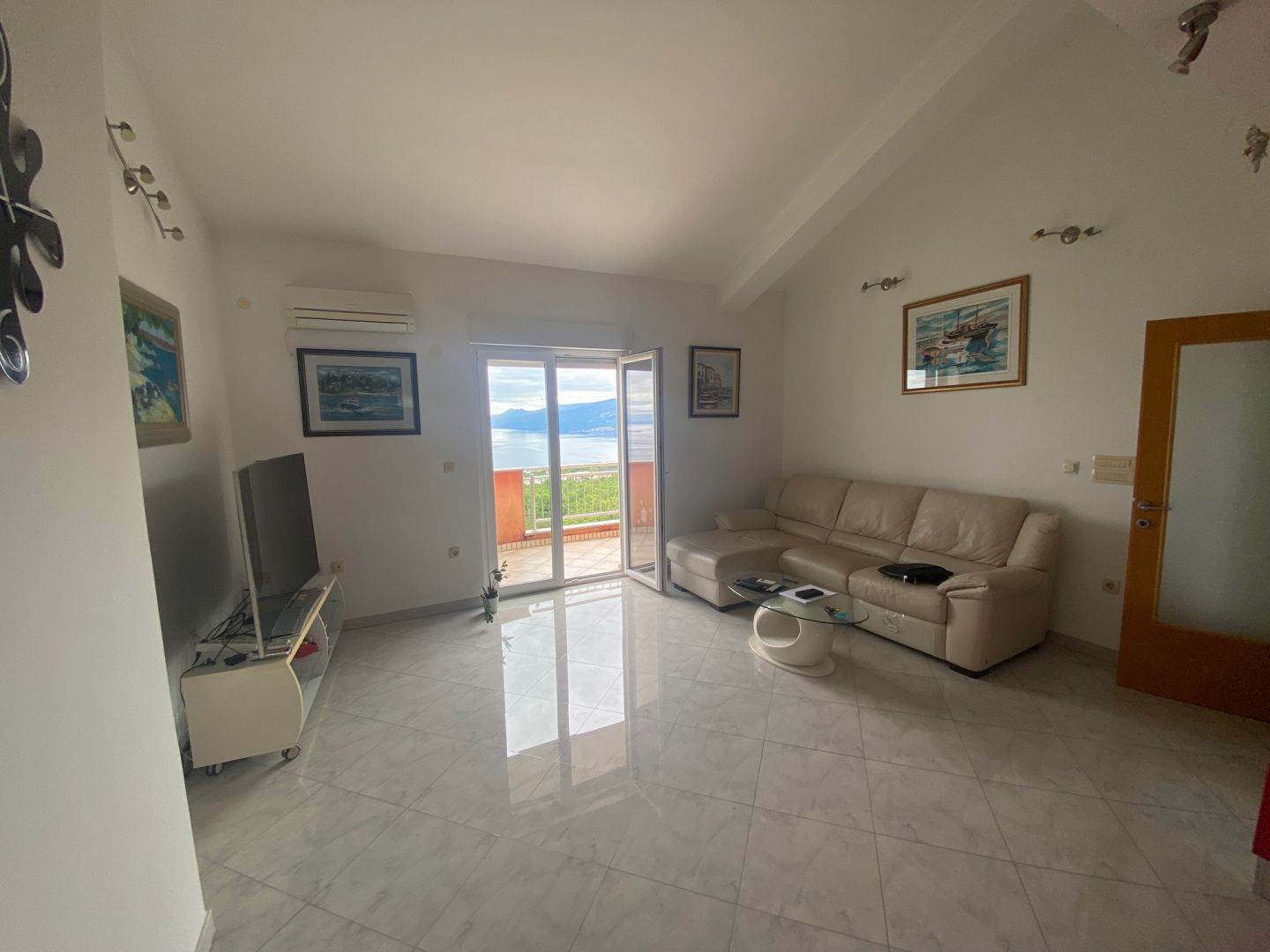 RIJEKA, KASTAV - 2 hálószobás + nappalis apartman panorámás tengerre néző kilátással + 2 parkolóhellyel! LEHETŐSÉG!
