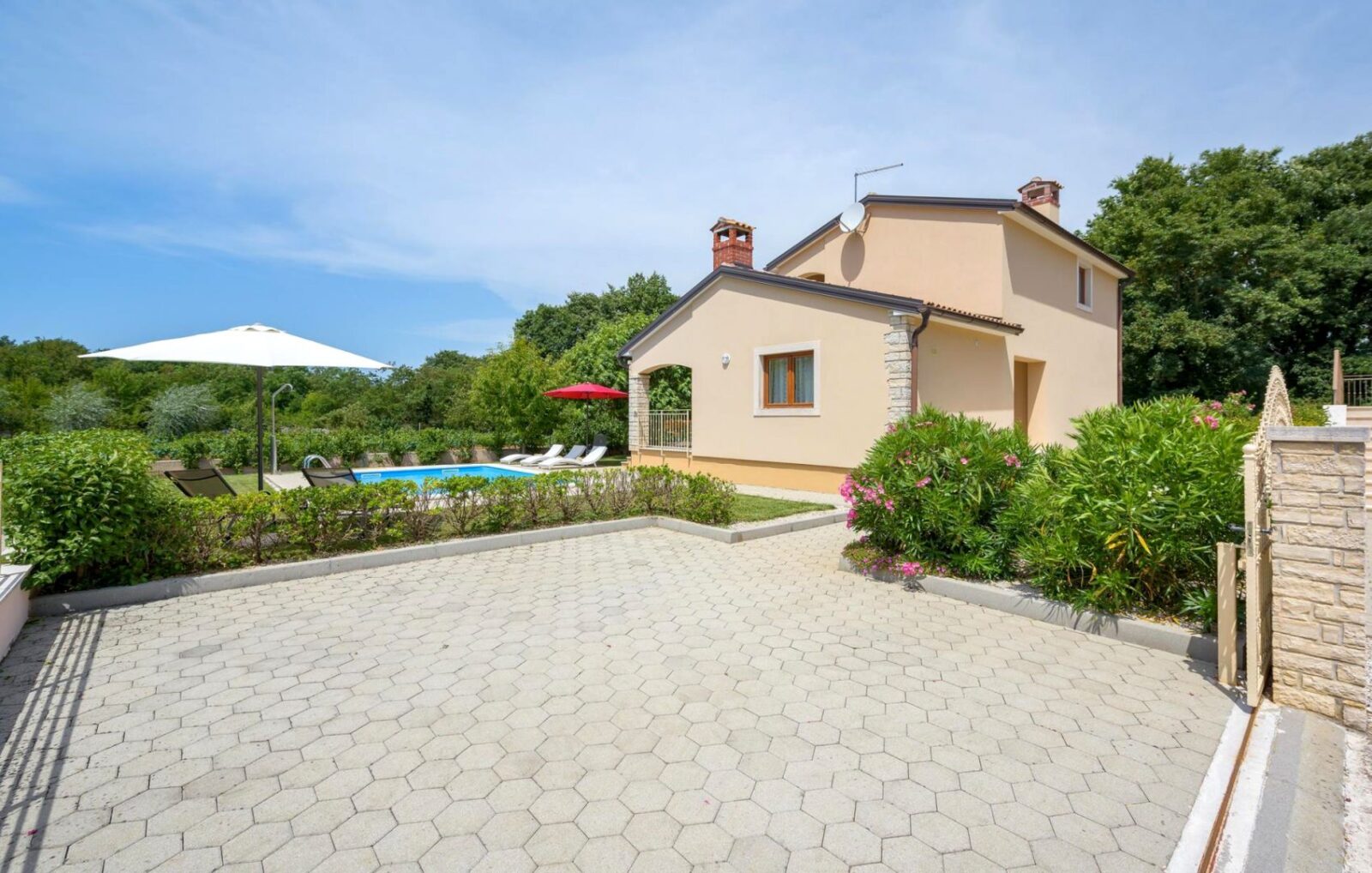 ISZTRIA, SVETI LOVREČ - Ház medencével a falu szélén