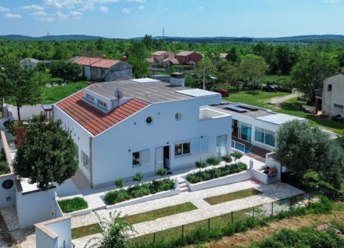 ISZTRIA, POREČ - Exkluzív dizájner családi villa wellness oázissal és fűtött medencével