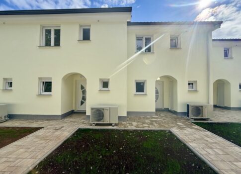 VIŠKOVO, MARINIĆI - Sorház, új épület, 92 m2, kert!