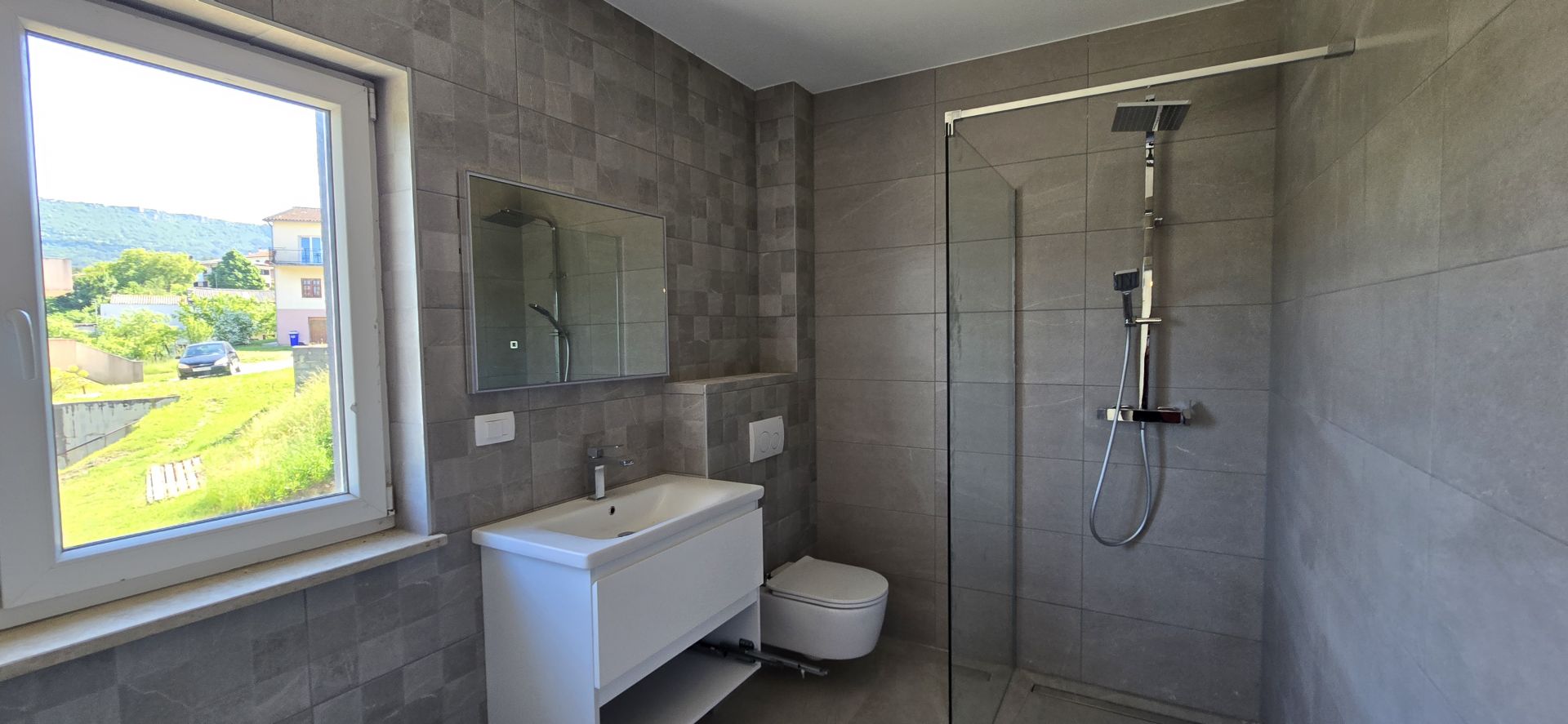 ISZTRIA, BUZET - Újonnan felújított apartman saját erkéllyel