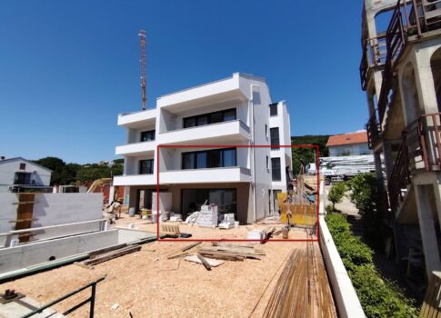 CRIKVENICA, DRAMALJ - Kétszintes apartman medencével egy új épületben, mindössze 300 méterre a tengertől!