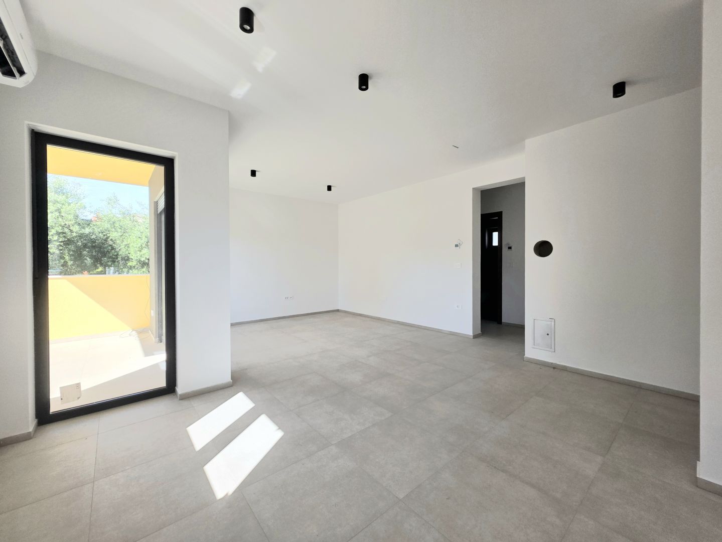 ISZTRIA, ŠTINJAN - A luxus és a kényelem tökéletes kombinációja, 2 hálószobás+hálószobás apartman saját garázzsal, mindössze 500 méterre a gondozott strandoktól és a hosszú tengerparti sétányoktól