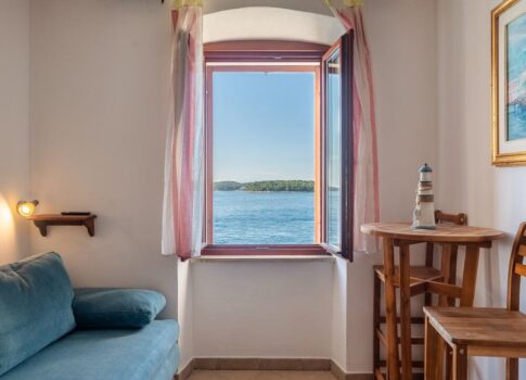 ISZTRIA, ROVINJ - 1 hálószobás+1 fürdőszobás apartman a tengertől első sorban, saját stranddal