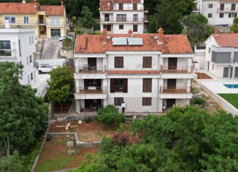 OPATIJA, PAVLOVAC, VOLOSKO - 600 m2-es felújítandó ház/épület 4 apartmannal és panorámás tengerre néző kilátással + 1000 m2-es alapterület
