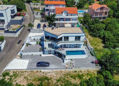 CRIKVENICA, KVARNER - Modern villa medencével és panorámás kilátással a tengerre (ház + apartman)